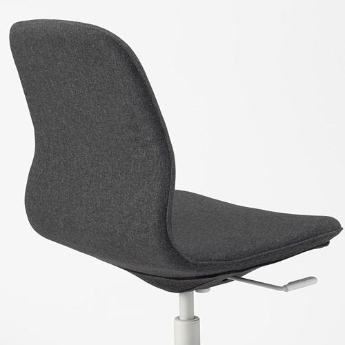 Silla de oficina moderna con líneas curvas, acolchado de apoyo, tapicería de tela negra ajustable en altura.