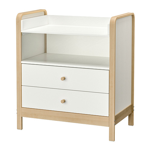 ÄLSKVÄRD cambiador blanco y de madera clara con cajones y estantes, diseño escandinavo moderno.