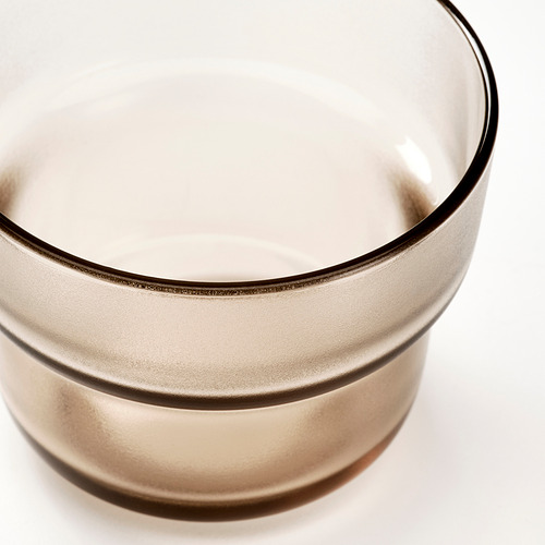 Taza de vidrio templado con diseño texturizado y artesanal.