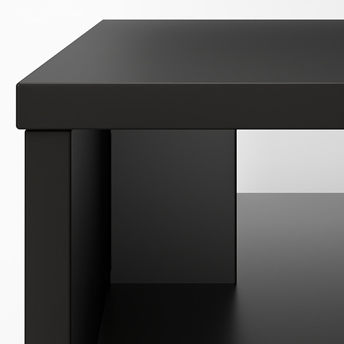 Moderna mesa de centro negra con un diseño elegante. Parte superior cuadrada, patas metálicas resistentes y estante de almacenamiento abierto.
