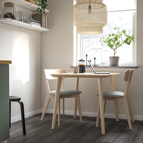 Moderno comedor con mesa LISABO y sillas grises. Se adapta a espacios pequeños, tiene luz natural y un toque minimalista.