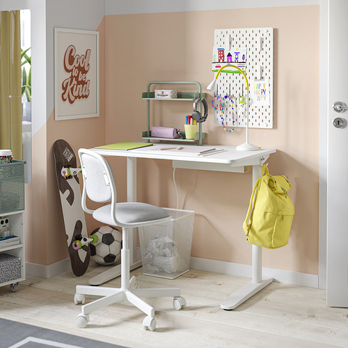 Área de estudio para niños con escritorio, silla, estanterías, mochila, equipo deportivo, póster motivacional.