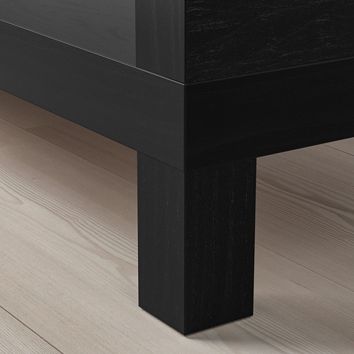 Pata de mesa cuadrada NEGRA sobre suelo de madera.