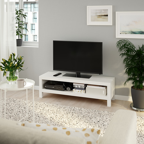 Sala de estar moderna con mueble de TV ikea LACK, planta y mesa auxiliar.