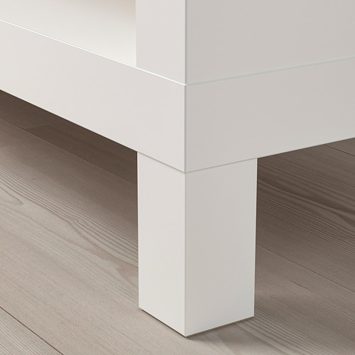 Moderno mueble de TV blanco con líneas limpias, construcción robusta, superficies lisas y espalda abierta para la gestión de cables. Sobre suelo de madera.