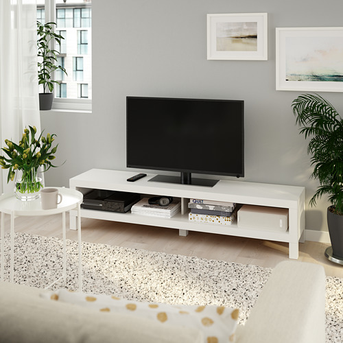 Mueble de tv minimalista LACK con televisor de pantalla plana, mesa auxiliar con flores y taza, planta al lado y acogedora configuración de vida.
