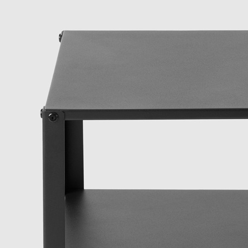 Estante negro moderno con marco de metal resistente, diseño simple para un fácil montaje.