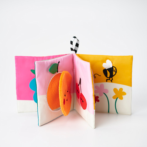Abre un libro colorido para bebés con páginas de tela y diseños divertidos y texturizados. Juguete sensorial ideal.