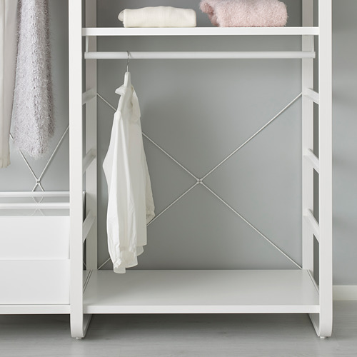 Estantería de metal blanco con soporte de travesaño, toalla blanca colgante.