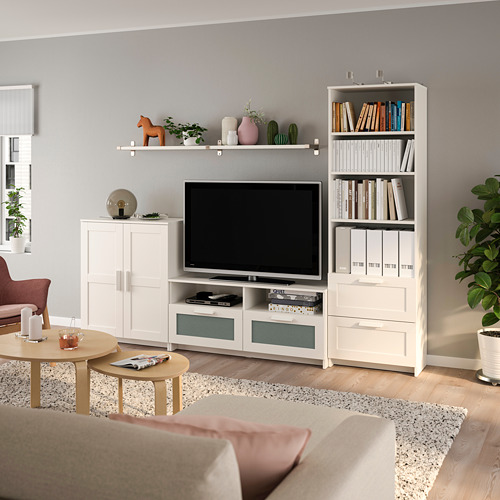 Salón minimalista con muebles BRIMNES: banco de tv, librería, estanterías y armarios. Organizado y acogedor.