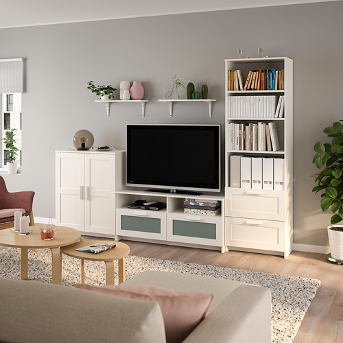 Luminoso salón con set de almacenaje BRIMNES blanco. Televisor en soporte, estantería y armarios. Luminoso, organizado y moderno.