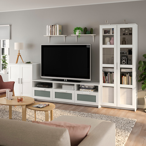 Moderna sala de estar con centro de entretenimiento BRIMNES, tv, decoración, plantas y sofá beige.