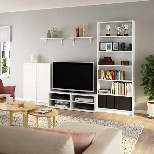 Sala de estar moderna con centro de entretenimiento BILLY, televisión, estantes, estantería, sofá, mesas de café y plantas.