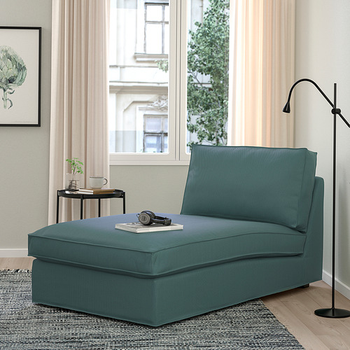 Chaise KIVIK: verde azulado, resistente, en forma de L, tela suave, se adapta bien a la habitación, cerca de la lámpara.