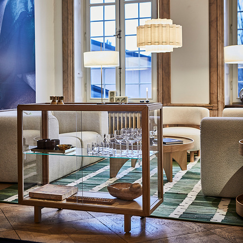 Elegante vitrina de cristal STOCKHOLM 2025, madera y cristal. Diseño escandinavo moderno. Tiene capacidad para muchas copas de vino, centradas en la habitación, altas.