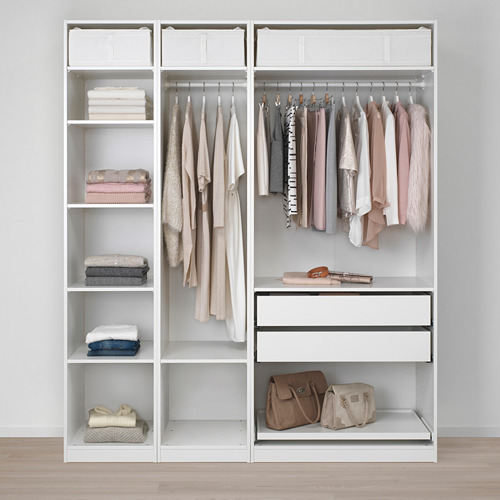 Un armario bien organizado con estantes y espacio para colgar. La ropa está ordenadamente dispuesta en perchas y doblada en estantes, lo que muestra un uso eficiente del almacenamiento.