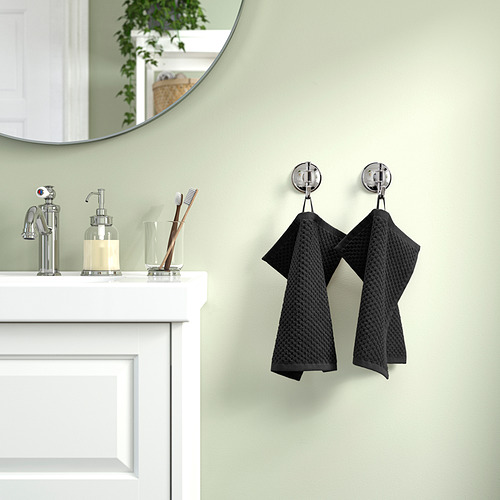 Baño con toalla beige GULVIAL en ganchos. Toalla de algodón suave, absorbente, de tamaño medio-grande cerca del fregadero.