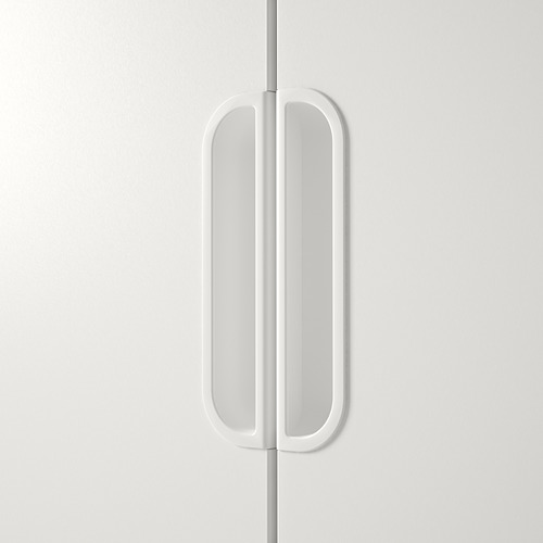 Moderno gabinete blanco con elegantes manijas verticales; Diseño minimalista, probablemente hecho de materiales de alta calidad para mayor durabilidad.