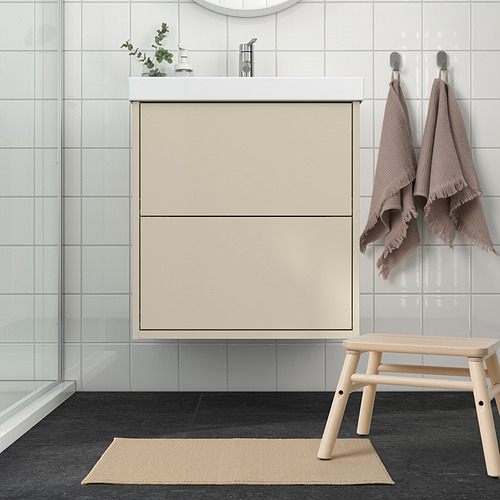 Baño moderno: colchoneta FINTSEN beige claro, taburete de madera, toallas beige, azulejos blancos y grises.