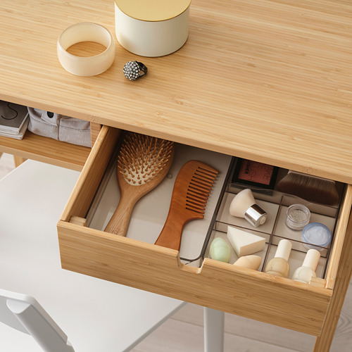 Cajón de bambú con cepillo para el pelo y artículos de belleza, accesible desde ambos lados.