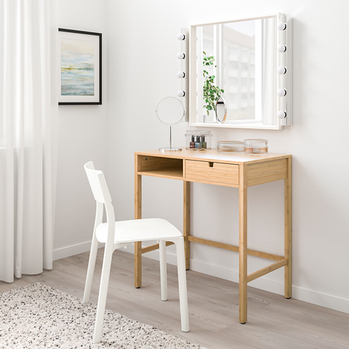 Tocador de madera NORDKISA con silla y espejo, cajón lateral, pared blanca.