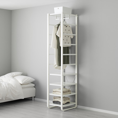 Mueble de almacenaje ELVARLI blanco en el dormitorio con la ropa en perchas y doblada en estanterías.