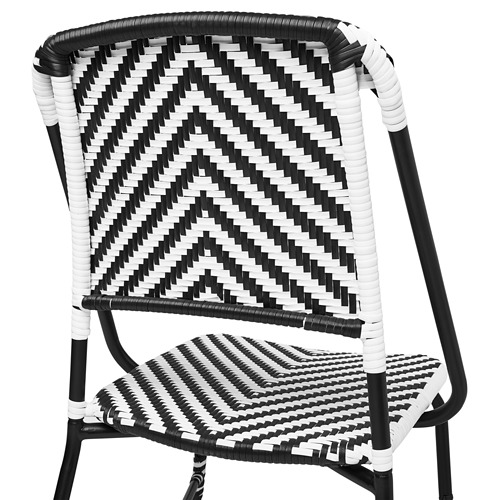 Silla tejida en blanco y negro; Elegante, resistente a la intemperie, con estructura metálica robusta y asiento cómodo.