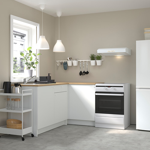 Cocina moderna de esquina blanca con lámparas de revuelo, encimera de madera, horno de acero inoxidable y planta en maceta. Compacto y organizado.