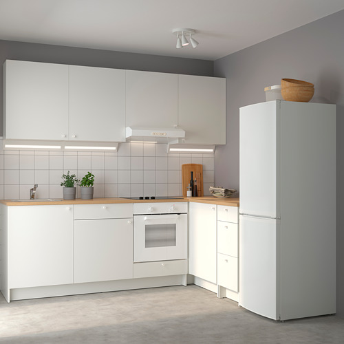 Cocina esquinera blanca KNOXHULT, diseño moderno, tamaño mediano, electrodomésticos blancos, paredes gris claro, estilo minimalista.