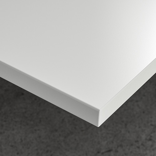Primer plano del elegante borde blanco de la parte superior del escritorio. Superficie moderna y lisa.