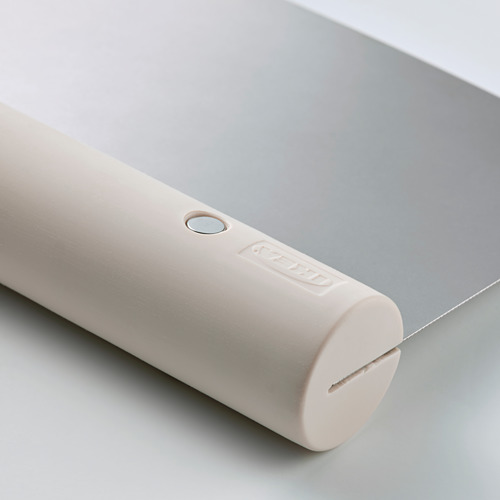 Herramienta cilíndrica de plástico blanco con hoja de acero inoxidable incrustada, marca LÄTTBAKAD.