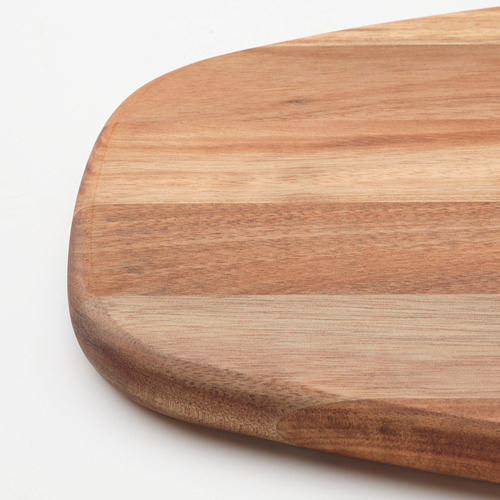 Tabla de cortar de madera con textura de grano natural, con un acabado suave, que se muestra sobre fondo blanco.
