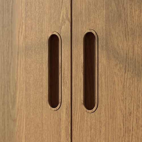 Mueble de madera con asas oscuras, veta clara, diseño elegante.