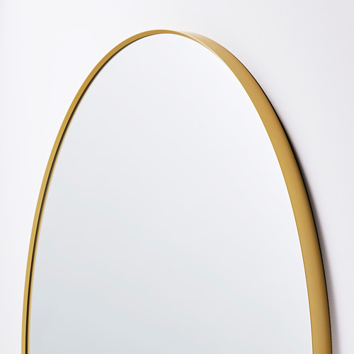 Elegante espejo con marco dorado y bordes lisos, que reflejan una artesanía limpia y de calidad.
