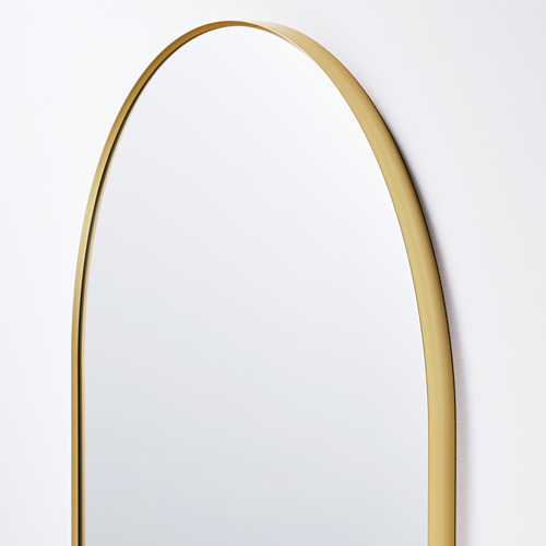 Espejo grande y elegante con marco dorado, tapa redonda, que refleja una superficie lisa. Brilla con calidad y estilo.