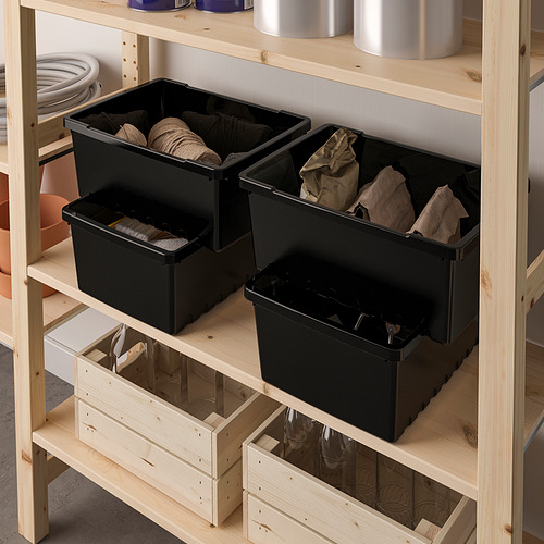 Estantería organizada con contenedores negros UPPSNOFSAD; Almacena artículos de cocina.