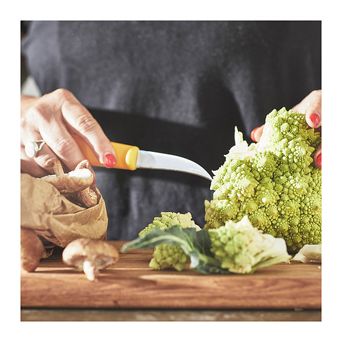 Romanesco cortado a mano con cuchillo naranja