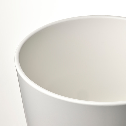 Primer plano de una elegante maceta blanca con borde liso y curvo y superficie interior.