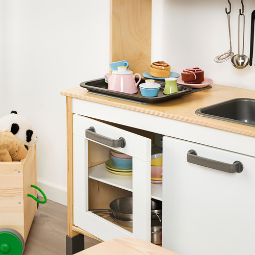 Juego de cocina de juguete para niños con tazas de colores y horno.