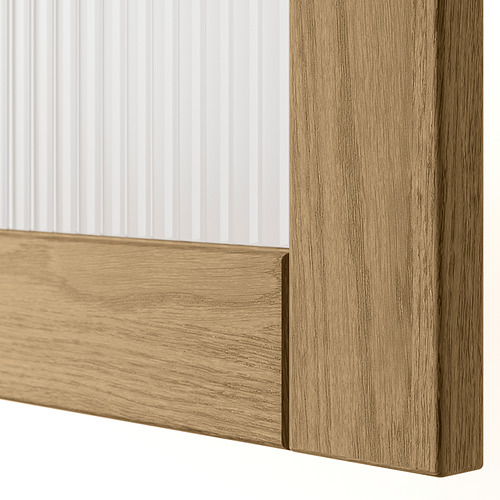 Esta imagen muestra una puerta con marco de madera de alta calidad con un diseño elegante y un acabado suave.