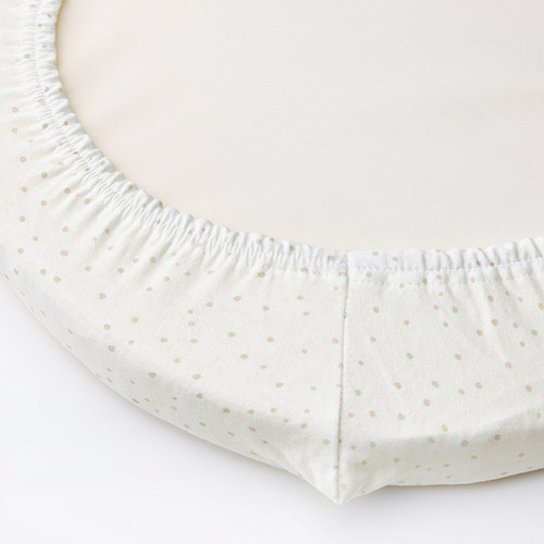 Sábana bajera con borde elástico, asegurándola en su lugar. Pequeños puntos decoran la tela. Diseñado para un moisés de bebé, lo que garantiza seguridad y comodidad.