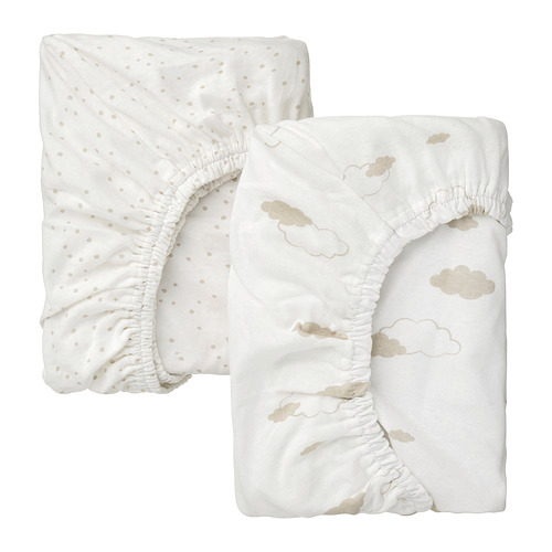 Dos sábanas bajeras blancas para bebés, una con puntos beige y la otra con nubes beige, dobladas.