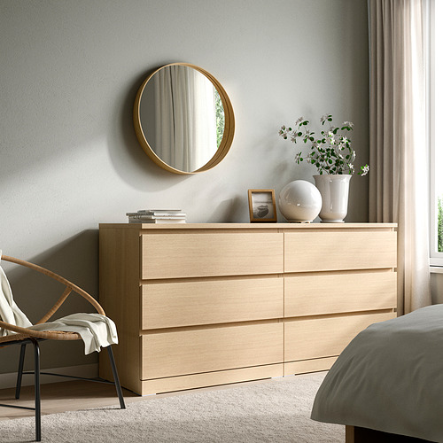 Tocador de madera con espejo y silla, decorado de forma sencilla.