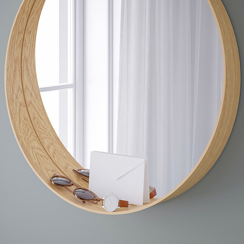 Espejo con marco de madera y artículos de estantería; Refleja las cortinas.