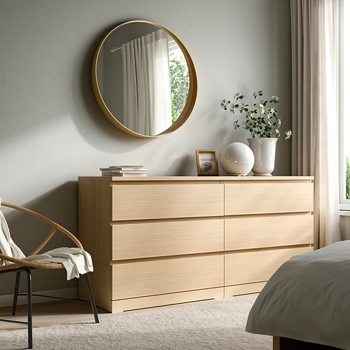 Dormitorio moderno con gran espejo dorado STOCKHOLM, tocador de roble y decoración minimalista.