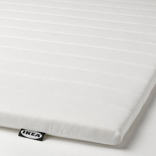 Cubrecolchón blanco con cremallera, logo de ikea, tejido liso, enrollado para facilitar su transporte.