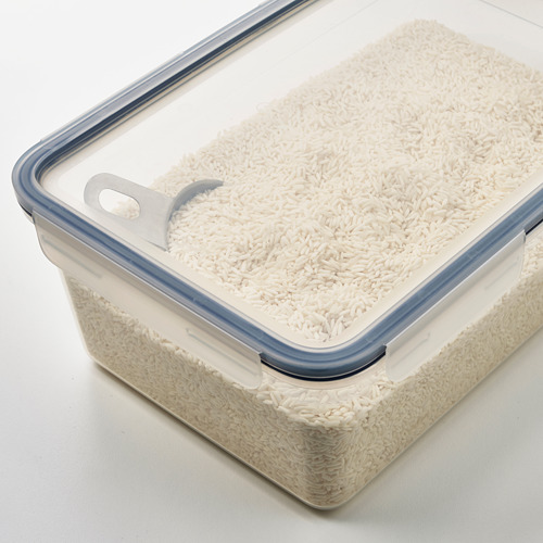 Recipiente de plástico transparente con tapa azul, que contiene granos blancos, probablemente arroz, contenido fácil de ver y acceder, apilable para un almacenamiento eficiente en el espacio.