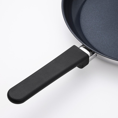 Sartén negra con mango cómodo y ergonómico, con una superficie lisa y antiadherente para facilitar la cocción.