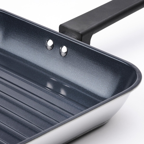 Primer plano de las sartenes de parrilla modernas, superficie antiadherente y mango resistente. Diseño elegante y duradero.