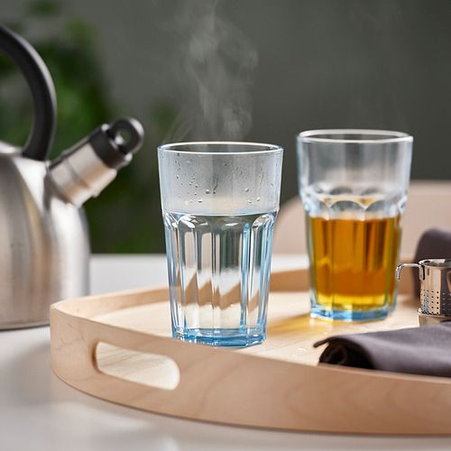 Bandeja con dos vasos: uno humeante, otro lleno de té, al lado de la tetera.
